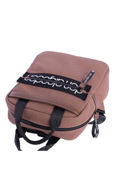 Mochila para mujer DON ALGODON Taranto en piel sintética efecto lona con cremallera con logotipo en la cremallera.